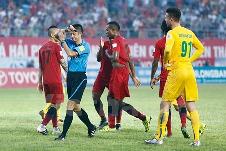 Trọng tài Okabe (áo xanh) trong tình huống thổi phạt đền Thanh Hóa tại vòng 22 V-League tối qua. (Ảnh: Minh Chiến/Vietnam+)