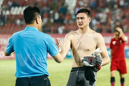 Văn Lâm nhận lời động viên từ huấn luyện viên thủ môn Nguyễn Đức Cảnh sau màn trình diễn ấn tượng. (Ảnh: Minh Chiến/Vietnam+)