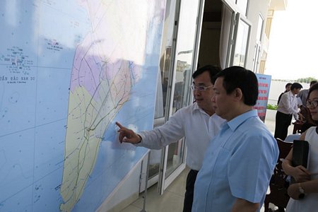 Phó Thủ tướng xem bản đồ Quy hoạch vùng đồng bằng Sông Cửu Long