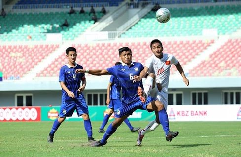 Trần Thành (áo trắng) đánh đầu ghi bàn duy nhất cho U19 Việt Nam. (Ảnh: MFF). 