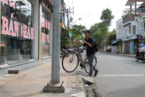 Đường Nguyễn Thị Minh Khai xuất hiện rất nhiều bậc thềm “tự chế” do người người dân xây trái phép.