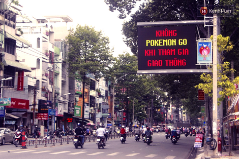 Bảng đèn led hướng dẫn giao thông ở đường 3/2, Quận 10 (TP Hồ Chí Minh) hiện dòng chữ nổi bật: 