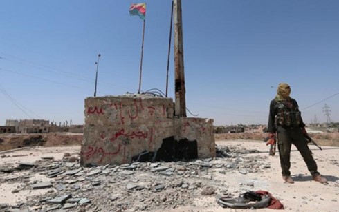 Một tay súng của lực lượng người Kurd gần khu vực giao tranh tại tỉnh Hasaka. (Ảnh: Reuters)