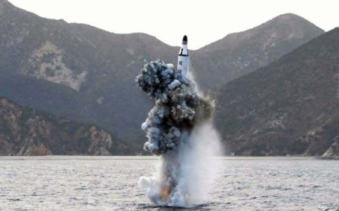 Một vụ phóng tên lửa từ tàu ngầm của Triều Tiên. Ảnh AP