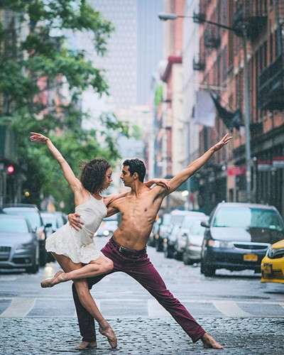 Dưới góc máy của Omar Robles, sự duyên dáng, mềm dẻo của các vũ công nổi bật trên đường phố đông đúc, nhộn nhịp. (ảnh: Omar Robles/Sputnik).