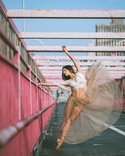 Một vũ công nữ trẻ trung, xinh đẹp trên đường phố New York. (ảnh: Omar Robles/Sputnik).
