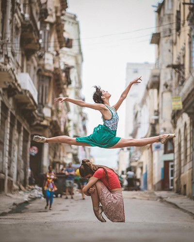 Nhiếp ảnh gia Omar Robles cũng đã đến thăm Cuba và thực hiện 1 bộ ảnh với các vũ công ở đây. (ảnh: Omar Robles/Sputnik).