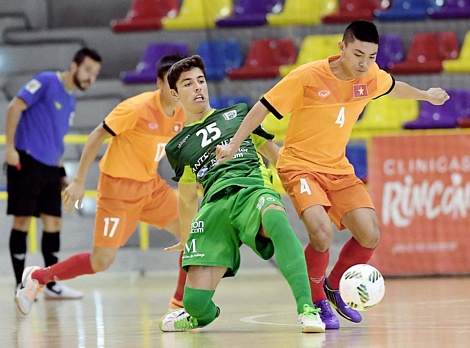 Đội tuyển Futsal Việt Nam (áo cam) trong trận thắng CLB UMA.