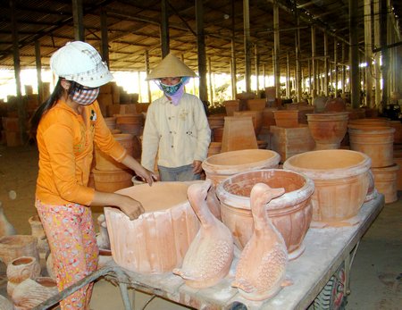 Ngành gạch, gốm từng là ngành kinh tế quan trọng, đóng góp ngân sách lớn của huyện Mang Thít.