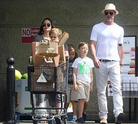 Gia đình Jolie-Pitt đi siêu thị ở Los Angeles vào tháng trước.