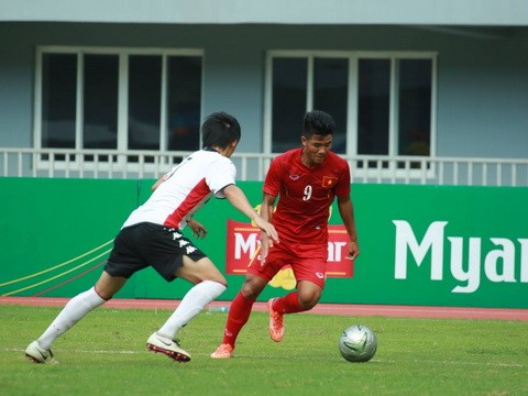 U19 Việt Nam (áo đỏ) giành quyền vào chơi trận chung kết sau trận hòa kịch tính với U18 Consadole Sapporo.Ảnh: MMF