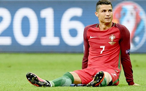 Ronaldo vẫn đang trong quá trình hồi phục chấn thương đầu gối gặp phải ở trận chung kết EURO 2016 (Ảnh: Getty).
