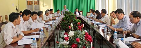 Đoàn khảo sát làm việc tại UBND huyện Vũng Liêm. 