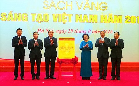 Đồng chí Nguyễn Thị Kim Ngân và đồng chí Nguyễn Thiện Nhân thực hiện nghi thức công bố Sách vàng Sáng tạo Việt Nam năm 2016