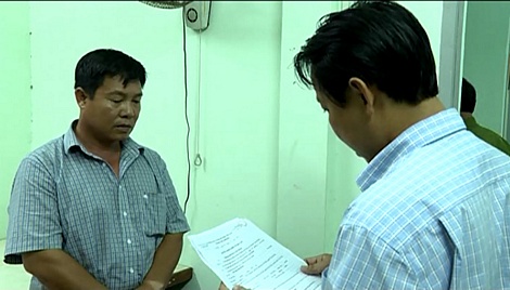 Tài xế Hồ Thanh Dũng nghe cơ quan cảnh sát điều tra đọc quyết định khởi tố vụ án và quyết định bắt tạm giam 3 tháng.