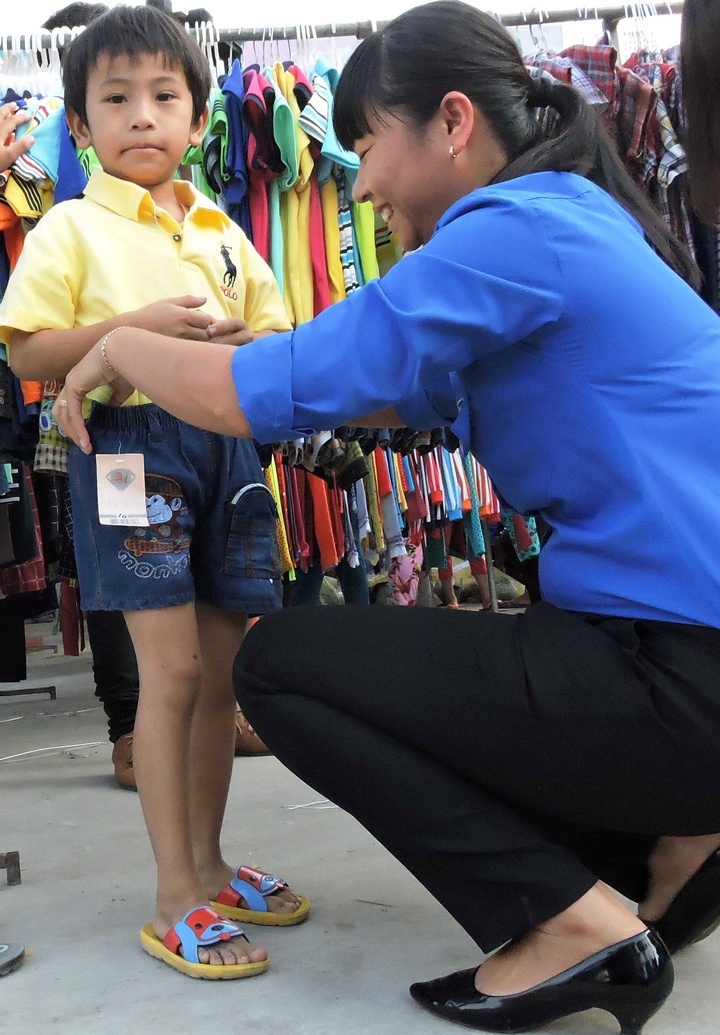 Đoàn viên dẫn trẻ em nghèo sắm sửa quần áo, giày dép.
