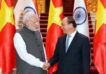Thủ tướng Nguyễn Xuân Phúc bắt tay Thủ tướng Ấn Độ Narendra Modi.