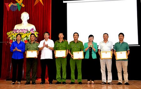 Đại diện lãnh đạo huyện Bát Xát khen thưởng Ban chuyên án.