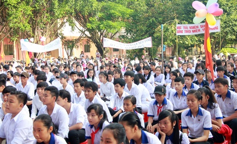 Học sinh nô nức dự khai giảng tại Trường THCS- THPT Hòa Bình- Trà Ôn.