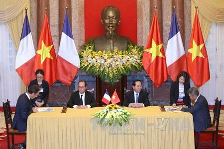 Chủ tịch nước Trần Đại Quang và Tổng thống Pháp Francois Hollande chứng kiến Lễ ký một số văn kiện hợp tác giữa hai nước, sau khi kết thúc hội đàm. Ảnh: Nhan Sáng/TTXVN