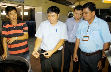 Ông Nguyễn Đình Thụ- Giám đốc Cơ quan Quản lý Chất lượng Nông lâm sản và Thủy sản Nam bộ - Cục Quản lý chất lượng Nông lâm sản và Thủy sản (Bộ NN và PTNT) (giữa) kiểm tra quy trình sản xuất hột vịt muối tại cơ sở.