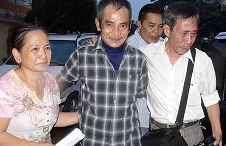 Ông Huỳnh Văn Nén (giữa) từng xin tạm ứng 1 tỉ đồng tiền bồi thường oan nhưng không được giải quyết do chưa có quy định. Ảnh: P.NAM