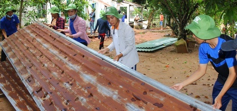 Sinh viên Trường ĐH Cửu Long hỗ trợ sửa chữa nhà nhân ái.