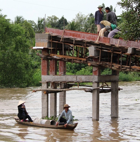 Chị Loan và người dân trên công trình cầu ấp Phú Nghĩa- Phú Thọ.