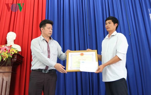 Ban An toàn giao thông tỉnh Lâm Đồng trao bằng khen và phần thưởng cho anh Phan Văn Bắc
