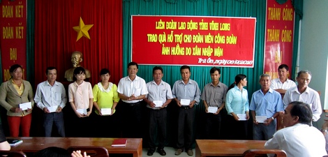 Ông Huỳnh Bá Long- Chủ tịch LĐLĐ tỉnh trao tiền hỗ trợ cho đoàn viên bị ảnh hưởng hạn mặn ở Trà Ôn.