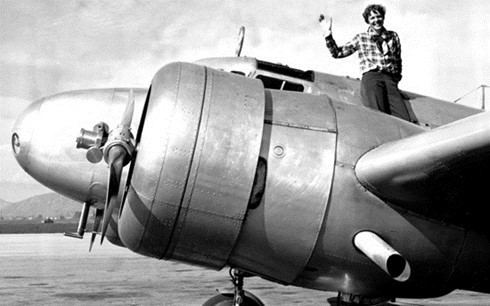 Nữ phi công Earhart bên chiếc máy bay của mình vào năm 1937. Ảnh: AP.