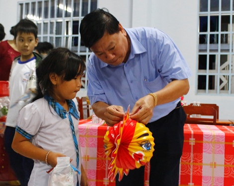 Bí thư Tỉnh ủy- Trần Văn Rón trao quà cho các em học sinh.