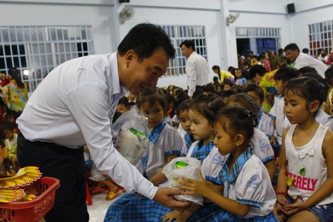 Phó Chủ  Lữ Quang Ngời- Phó Chủ tịch UBND tỉnh Vĩnh Long trao quà cho các em học sinh.