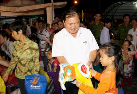  Chủ tịch UBND tỉnh- Nguyễn Văn Quang trao quà Trung thu cho các em thiếu nhi