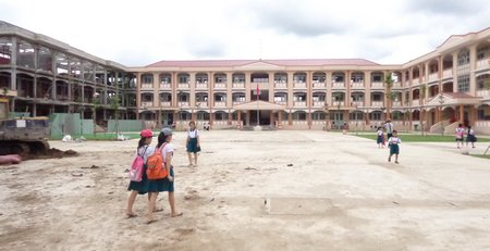 Một ngôi trường tiểu học được xây dựng khá quy mô, đạt chuẩn NTM, nhưng trong giai đoạn dân số trẻ đang bình ổn hoặc có xu hướng giảm, liệu có lãng phí trong đầu tư? Trong ảnh: Ngôi trường mới ở một xã NTM huyện Trà Ôn