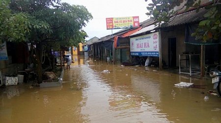  Nhiều khu chợ tại huyện Hương Sơn (Hà Tĩnh) ngập nước