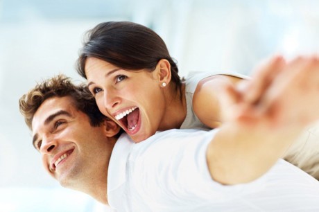 Tiếng cười giúp tình cảm thêm gắn bó. Khoa học đã chứng minh rằng, các cặp vợ chồng cười nhiều hơn thường ở bên nhauu lâu hơn.