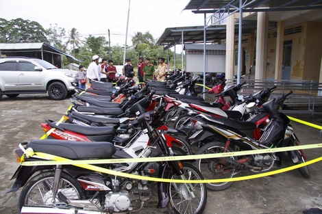 23 xe mô tô, gắn máy đang bị tạm giữ tại Công an huyện Long Hồ và một số đối tượng đến làm việc.