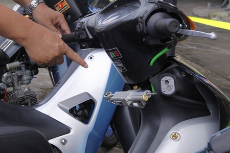 Xe mô tô gắn bộ phận trợ lực trên cổ xe để giữ thăng bằng khi buông tay điều khiển.