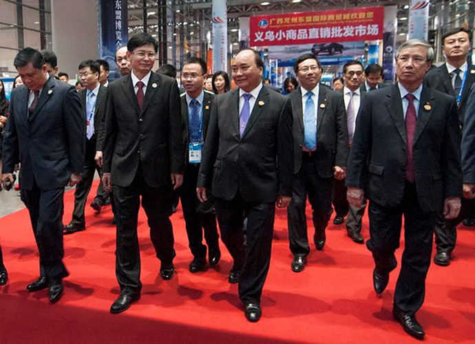 Chiều 10/9, Thủ tướng dự khai trương Khu gian hàng thương mại của doanh nghiệp Việt Nam và tham quan một số gian hàng của các quốc gia tại Hội chợ Trung Quốc - ASEAN.