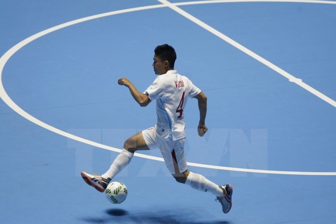 Cầu thủ Vũ Xuân Du của Việt Nam kiểm soát bóng trong trận đấu. (Nguồn: EPA/TTXVN)
