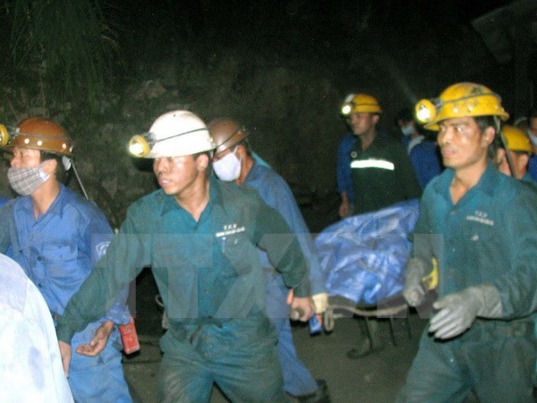 Lực lượng cứu hộ Công ty than Hòn Gai đưa thi thể thợ lò ra khỏi lò trong một vụ bục nước lò. (Ảnh: Nguyễn Đán/TTXVN)