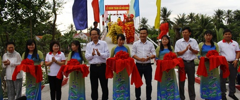 Đại diện xã Tân Phú và các đơn vị tài trợ cắt băng khánh thành.