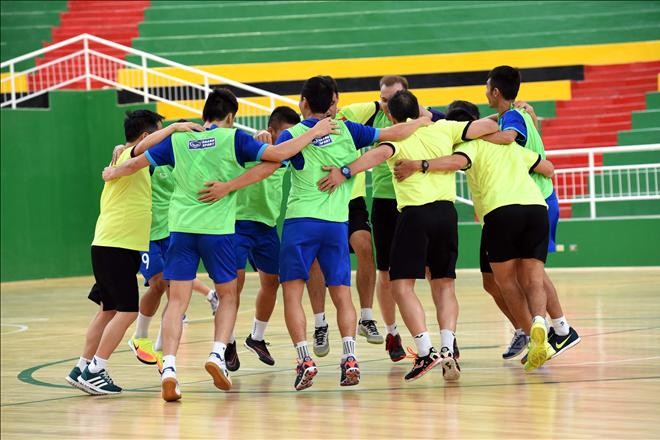 ĐT Futsal Việt Nam tập luyện chuẩn bị cho trận đấu tại vòng 1/8 - Ảnh Quang Thắng