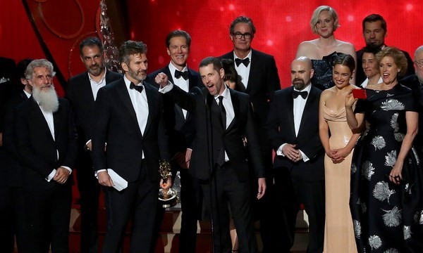 Hai nhà sản xuất David Benioff và DB Weiss nhận giải Phim truyền hình chính kịch xuất sắc nhất cho Game of Thrones. (Nguồn: Reuters)