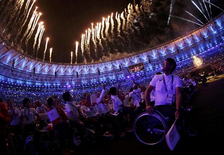 Các VĐV khuyết tật trong buổi lễ bế mạc Paralympic 2016.  Ảnh: REUTERS