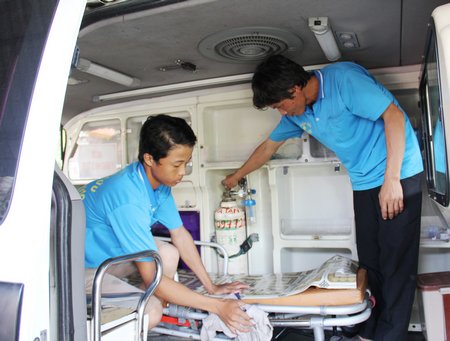 Anh Nam cùng anh em đội xe cấp cứu xã Tân Lược luôn sẵn sàng 24/24 giờ.