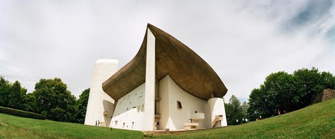 Kiến trúc sư Le Corbusier là cha đẻ của Chủ nghĩa đổi mới khi ông sáng tạo ra những công trình kiến trúc mang hơi thở thời đại tại nhiều nơi trên thế giới. Một trong những công trình độc đáo nhất của ông là nhà thờ Notre Dame de Haut ở Pháp với thiết kế không đối xứng và mái cong. (Nguồn: NatGeo)