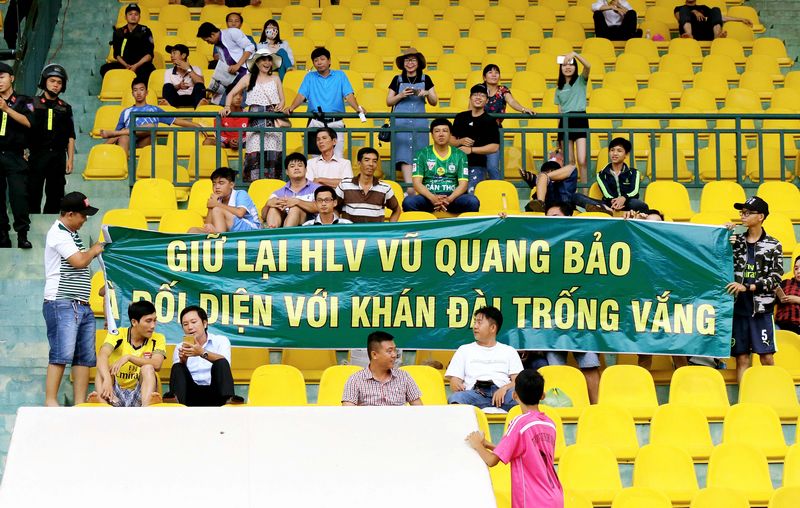 Khán giả Cần Thơ đã treo băng rôn phản ứng với việc CLB XSKT Cần Thơ tái ký hợp đồng với HLV Vũ Quang Bảo.