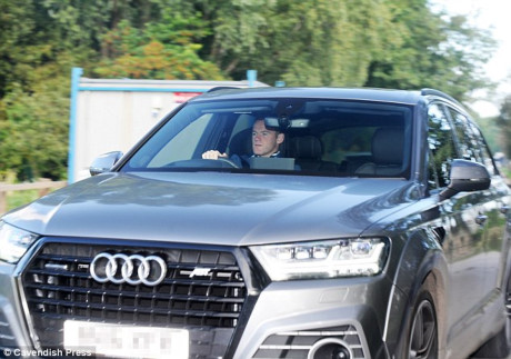 Rooney lái xe tới sân tập trong khuôn mặt buồn bã.